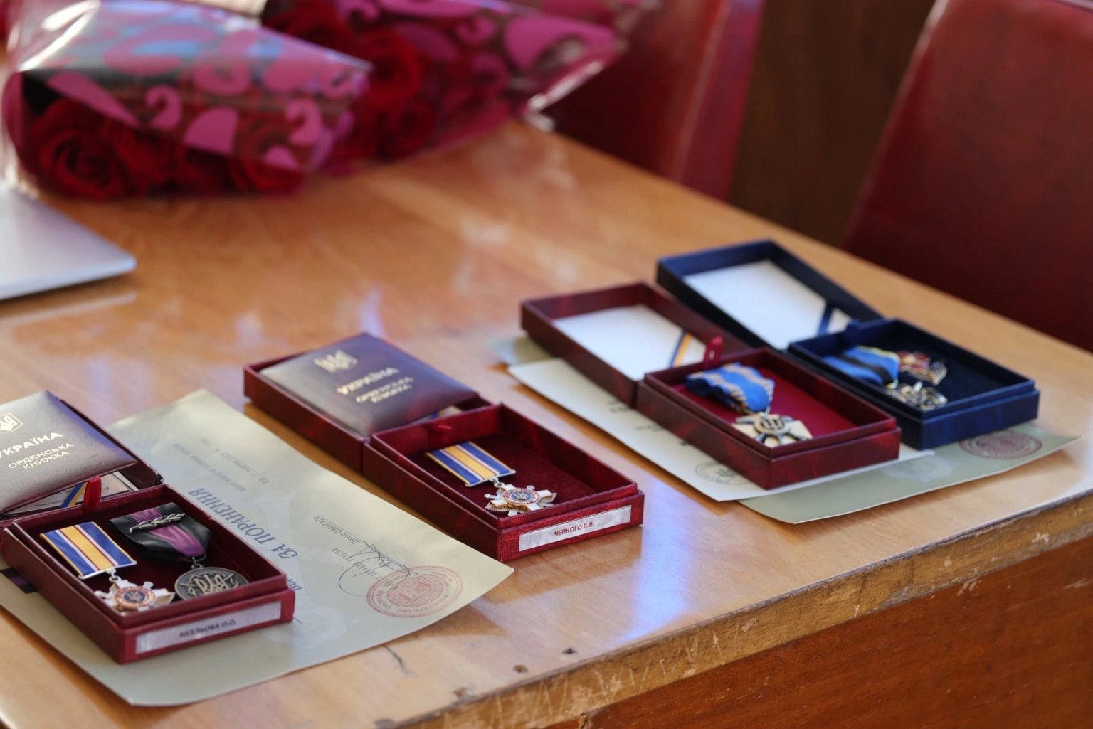 Родинам полеглих та зниклих військових з Умані передали високі відзнаки