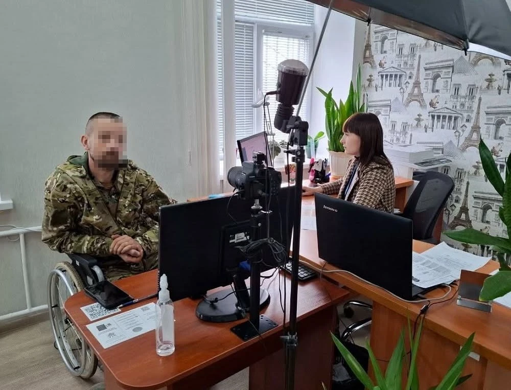 Паспорт прямо в палату: міграційники допомогли пораненому бійцю